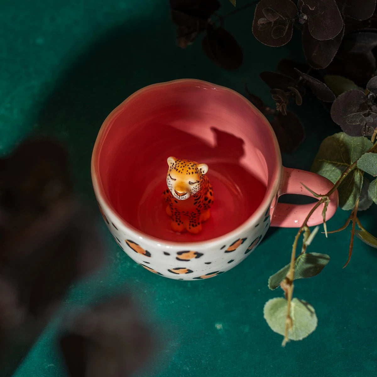 Mug léopard rose avec motif animalier et intérieur coloré