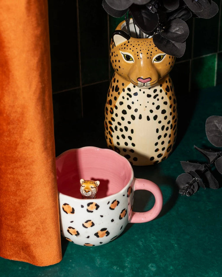 Mug léopard avec motif rose et intérieur coloré