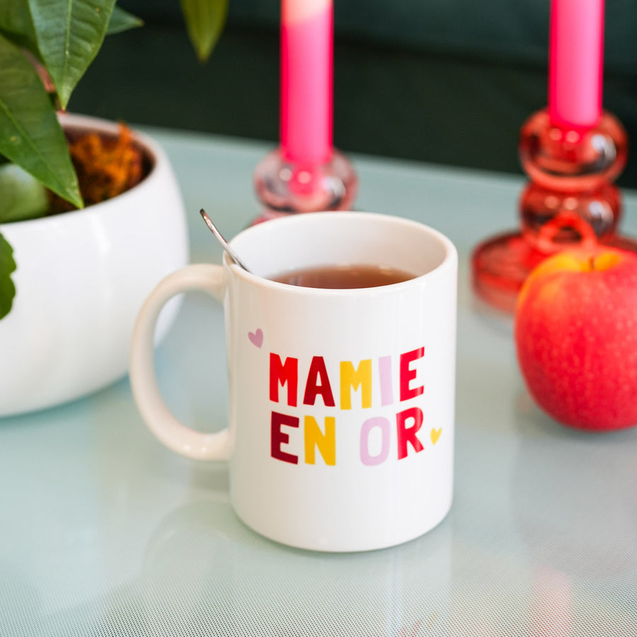 Mug 'Mamie en or' avec motif doré sur fond blanc