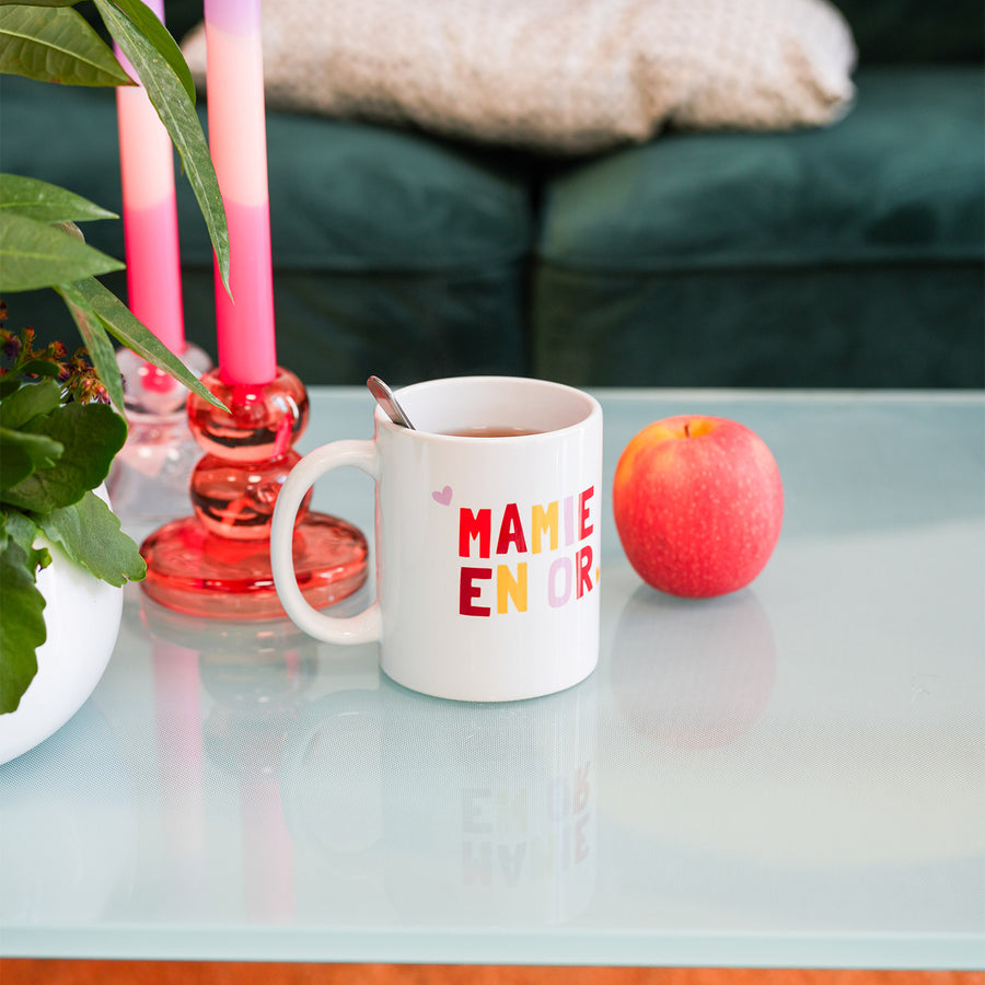 Mug 'Mamie en or' avec motif doré sur fond blanc