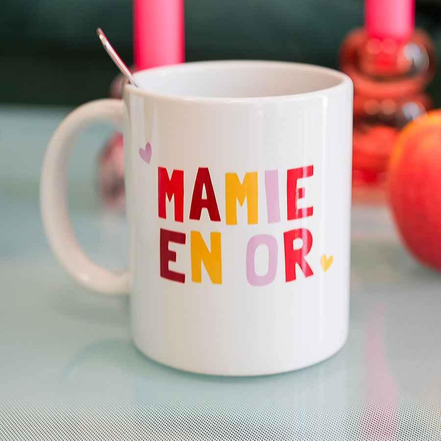 Mug 'Mamie en or' avec motif doré sur fond blanc