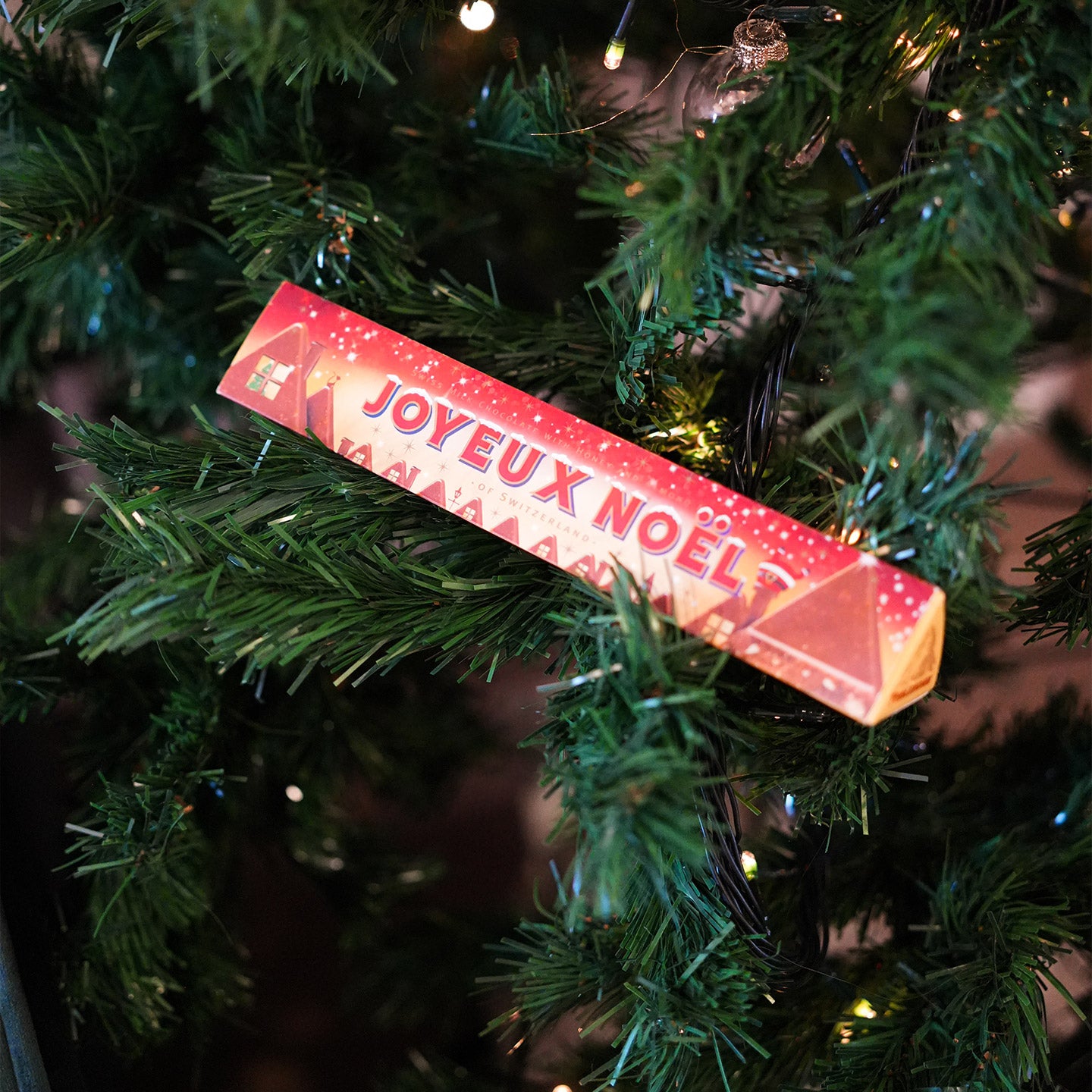 Pour un Noël sans mauvaise surprise, retrouvez Toblerone en magasin !, By  Toblerone