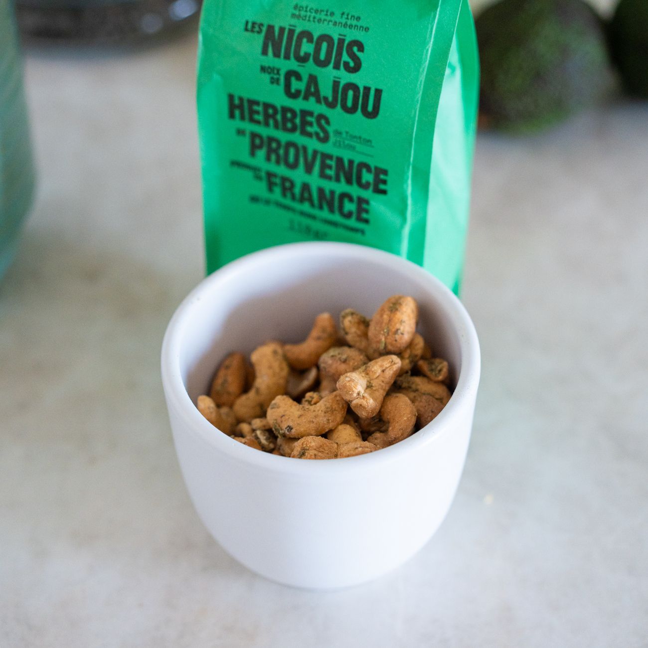 Noix de cajou croquantes avec herbes de Provence en gros plan