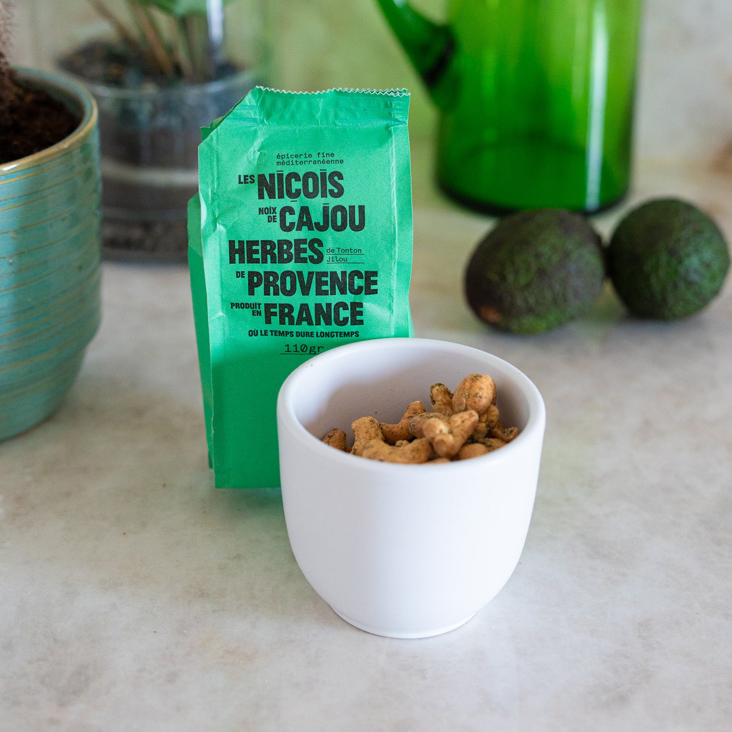 Noix de cajou avec herbes de Provence sur fond clair