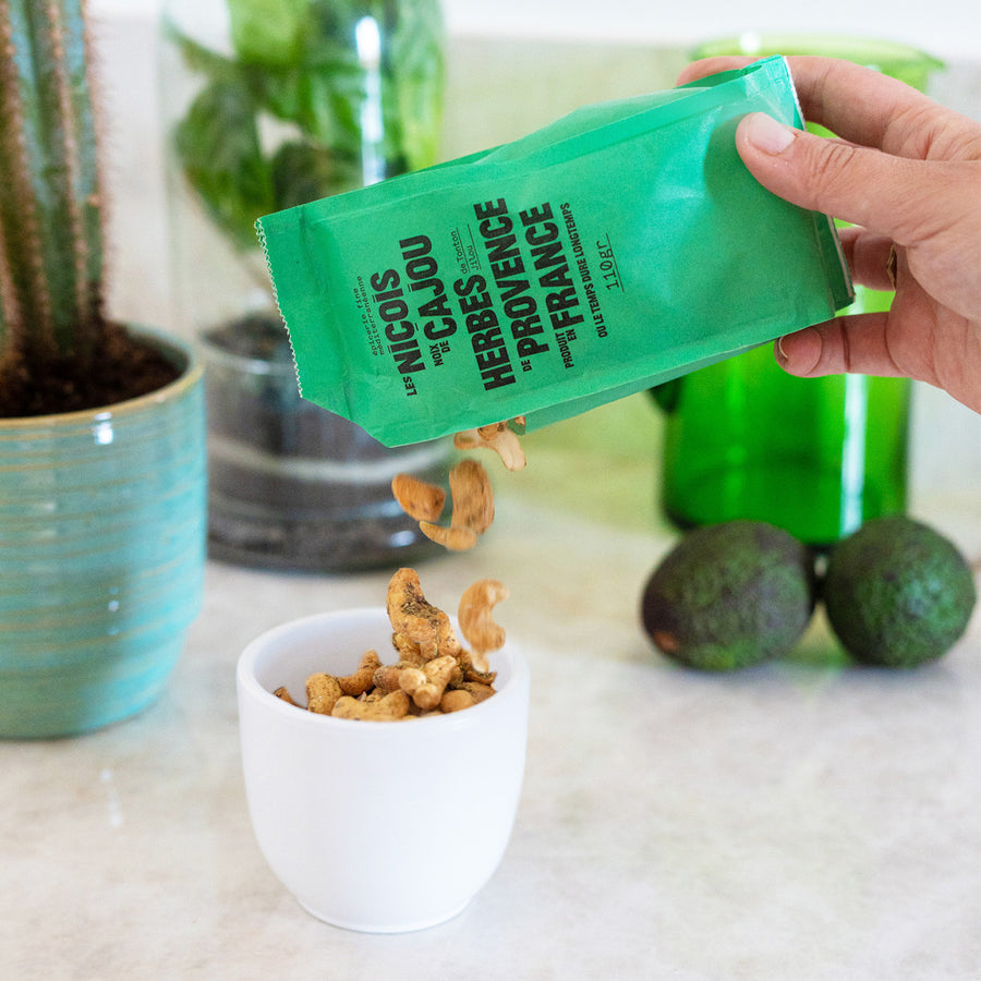 Noix de cajou avec herbes de Provence sur fond clair