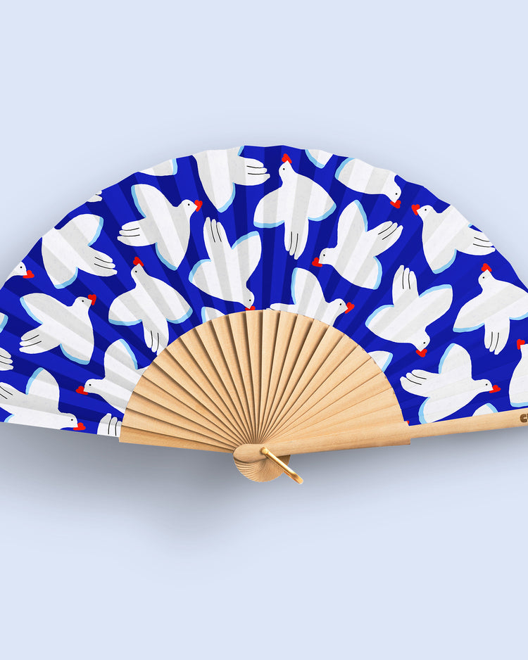 Éventail en bois de cerisier avec motif hirondelles en détail