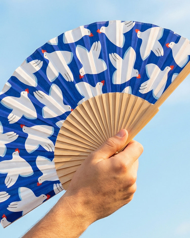 Éventail en bois de cerisier avec motif hirondelles en détail