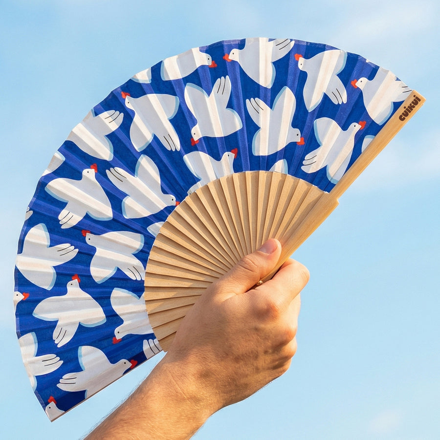 Éventail en bois de cerisier avec motif hirondelles en détail