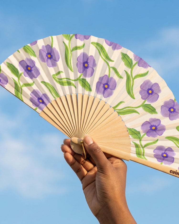 Éventail en bois clair avec motif d'anémones colorées