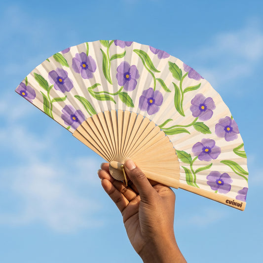 Éventail en bois clair avec motif d'anémones colorées