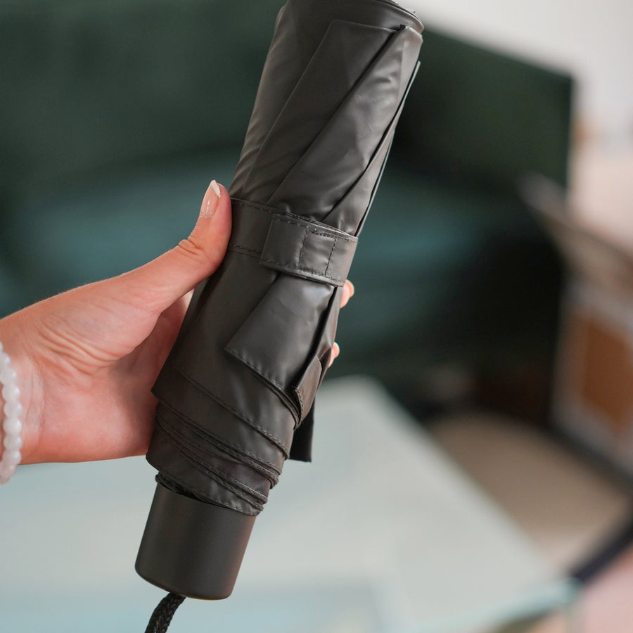 Parapluie Smiley ouvert, motif joyeux à l'intérieur.