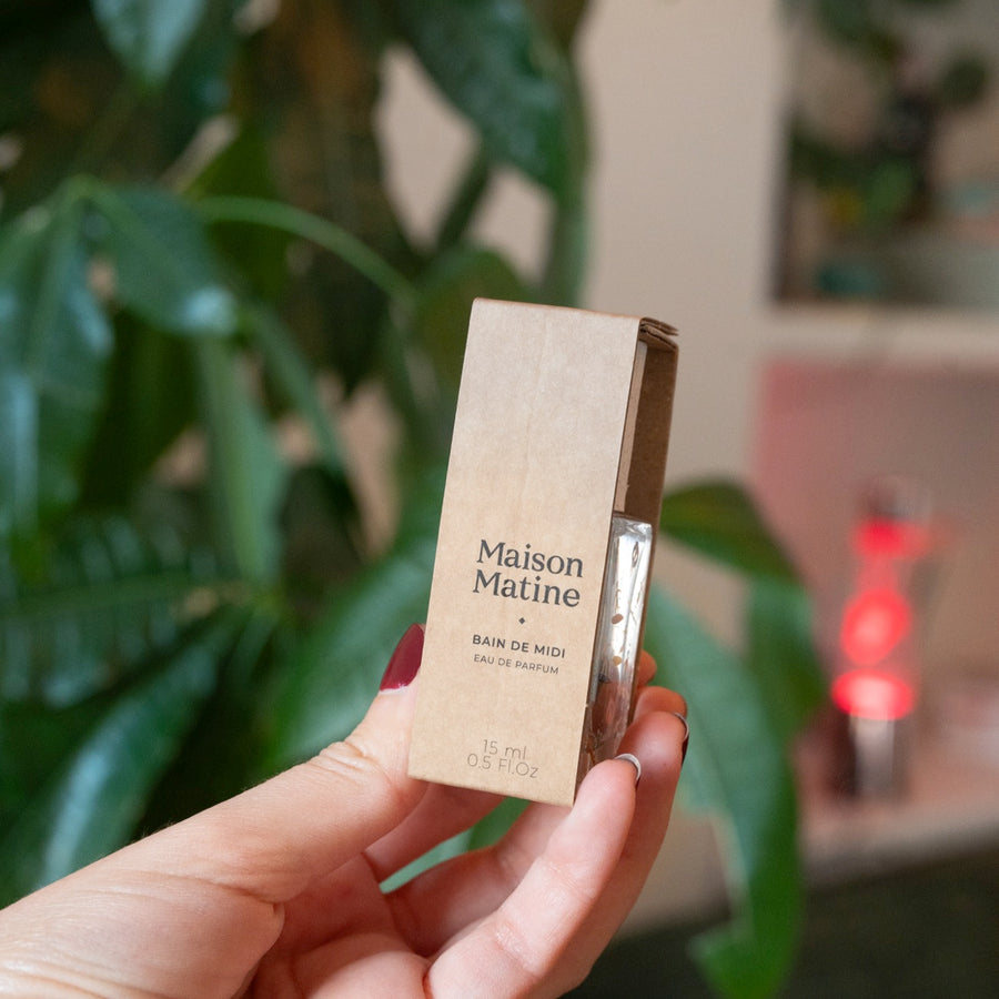 Flacon de parfum Bain de midi avec bouchon doré et étiquette élégante.