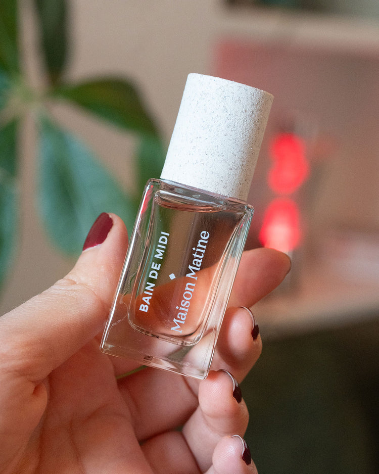 Flacon de parfum Bain de midi avec bouchon doré et étiquette élégante.