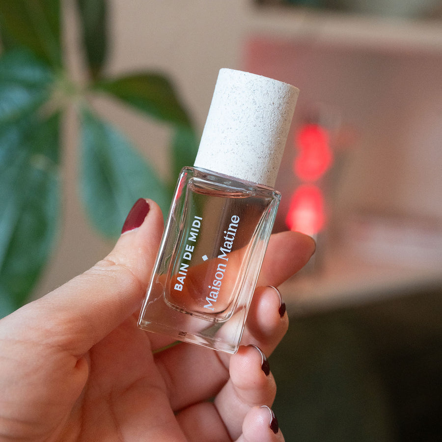 Flacon de parfum Bain de midi avec bouchon doré et étiquette élégante.