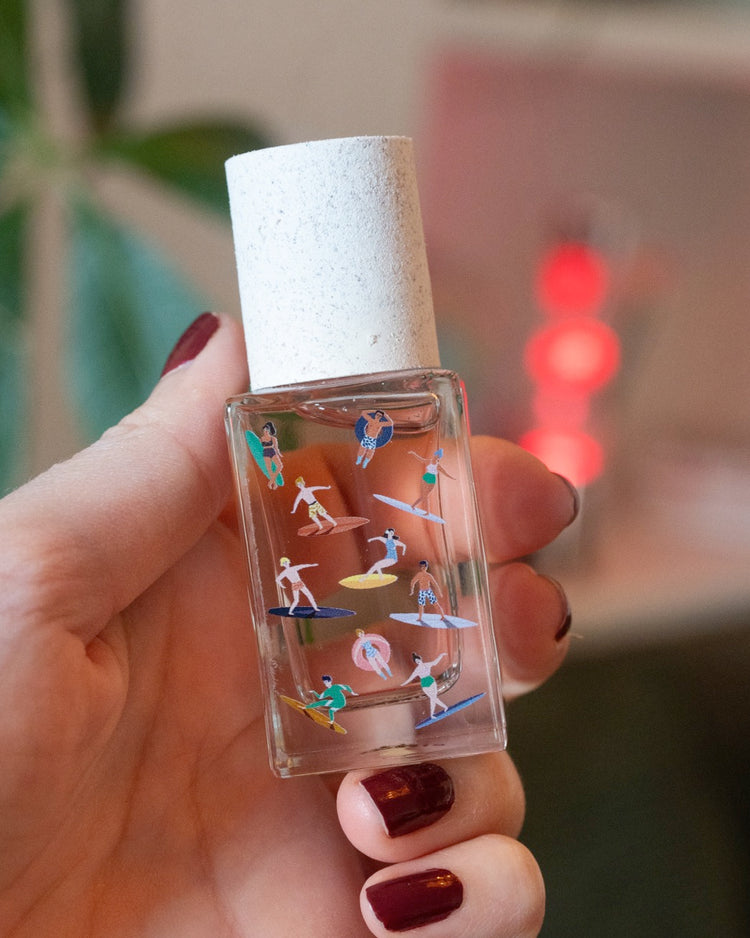 Flacon de parfum Bain de midi avec bouchon doré et étiquette élégante.