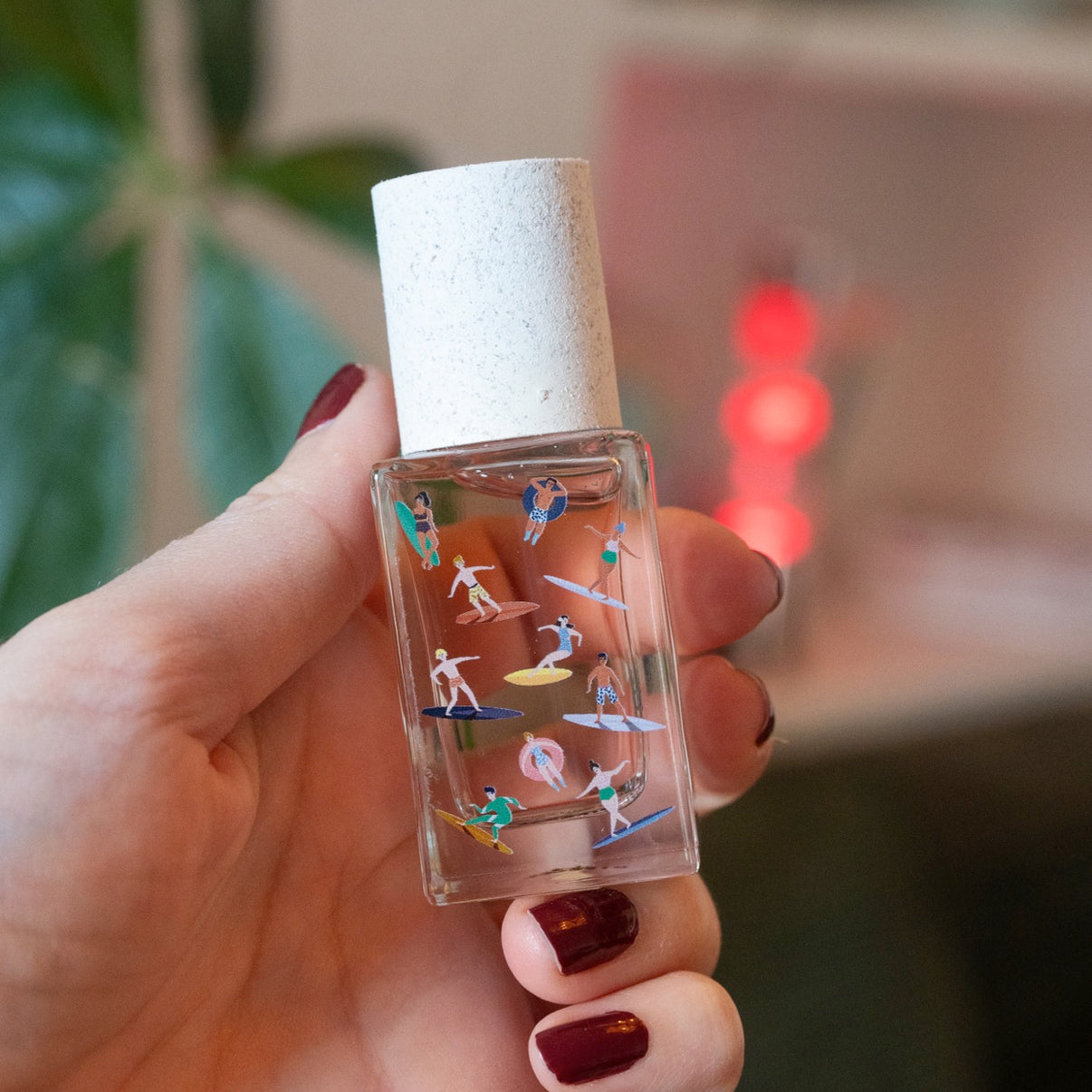 Flacon de parfum Bain de midi avec bouchon doré et étiquette élégante.