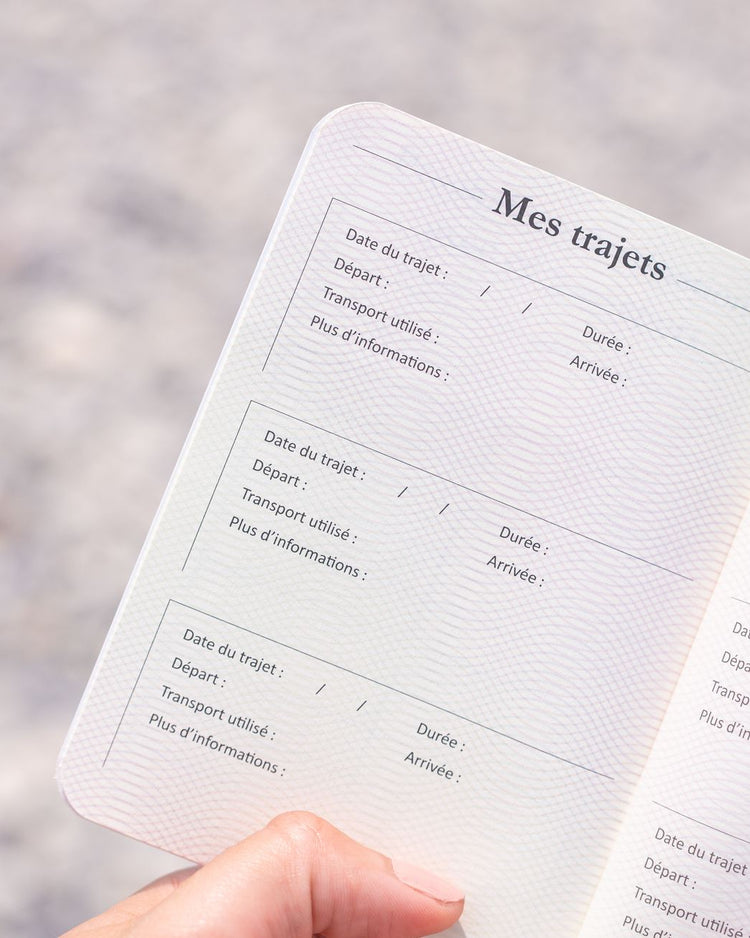 Passeport de voyage ouvert avec des pages colorées à l'intérieur.