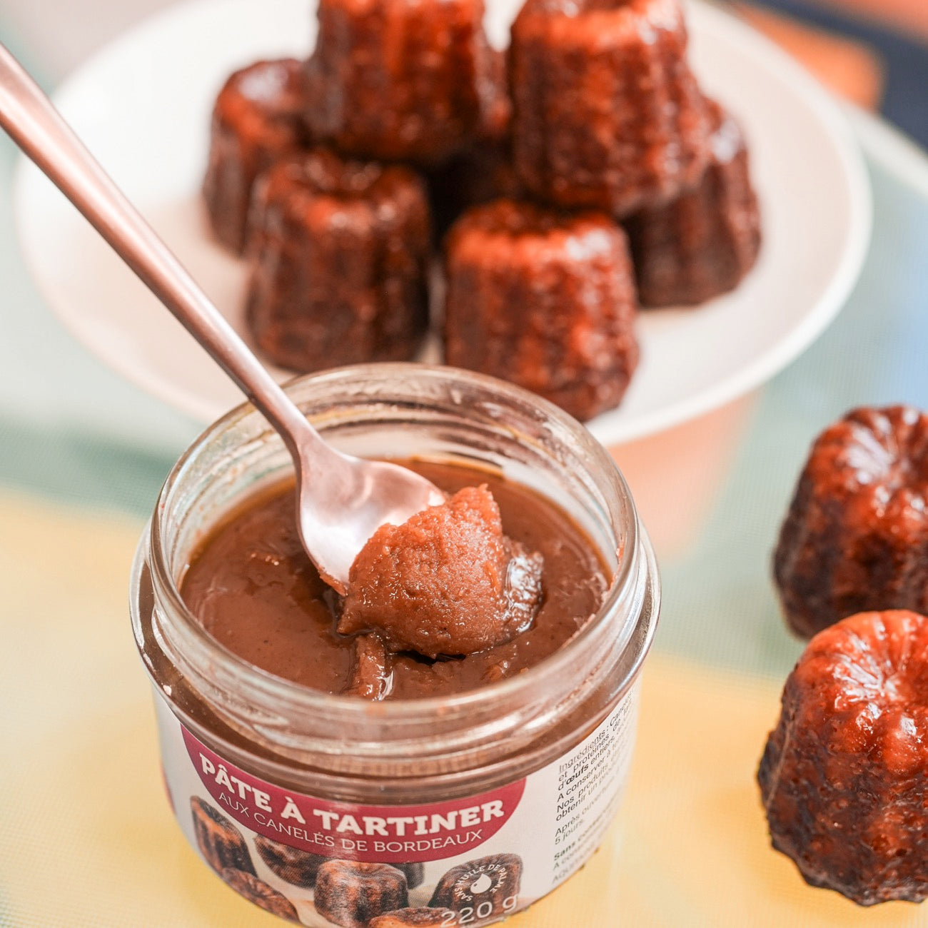 Pâte à tartiner aux canelés avec texture crémeuse et onctueuse.