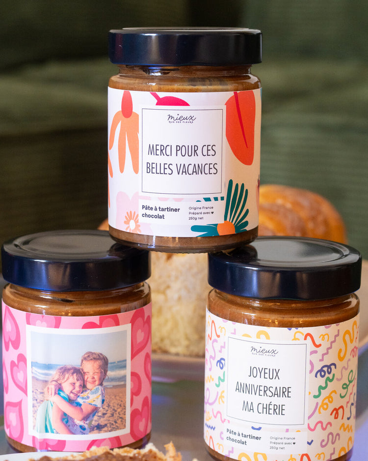 Pâte à tartiner chocolat avec étiquette personnalisée en gros plan.