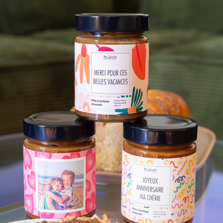 Pâte à tartiner chocolat avec étiquette personnalisée en gros plan.