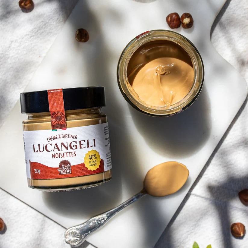 Pâte à tartiner noisette avec texture crémeuse en gros plan