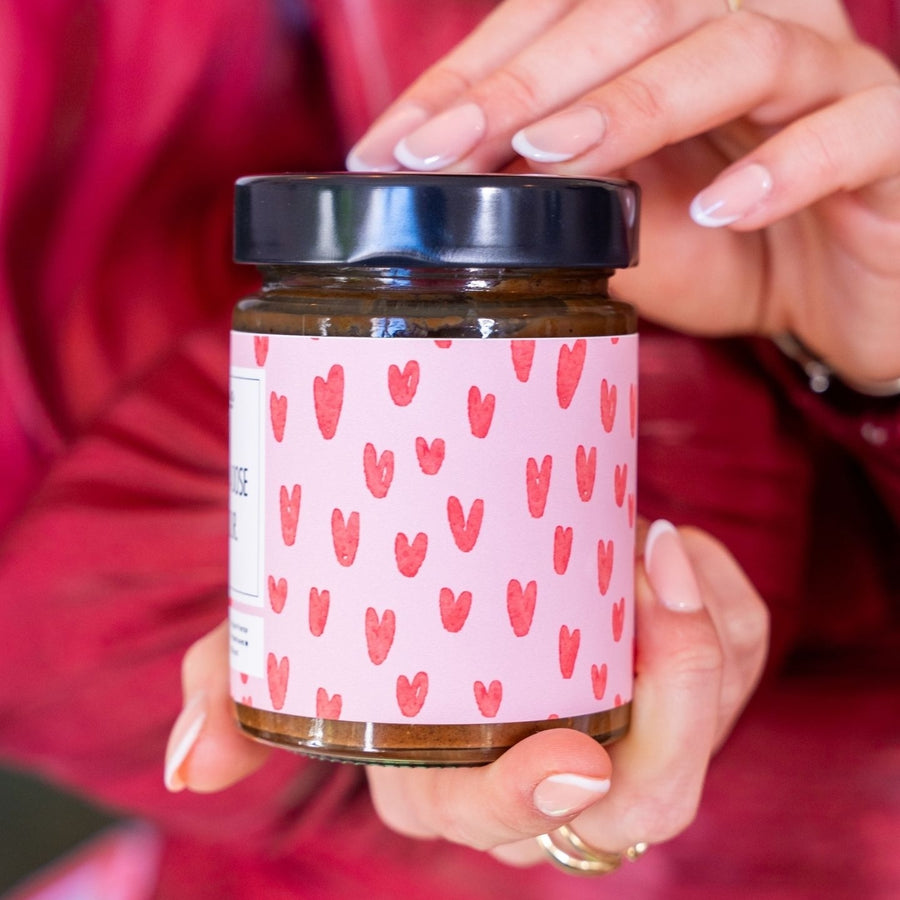 Pâte à tartiner chocolat avec message affectueux en gros plan