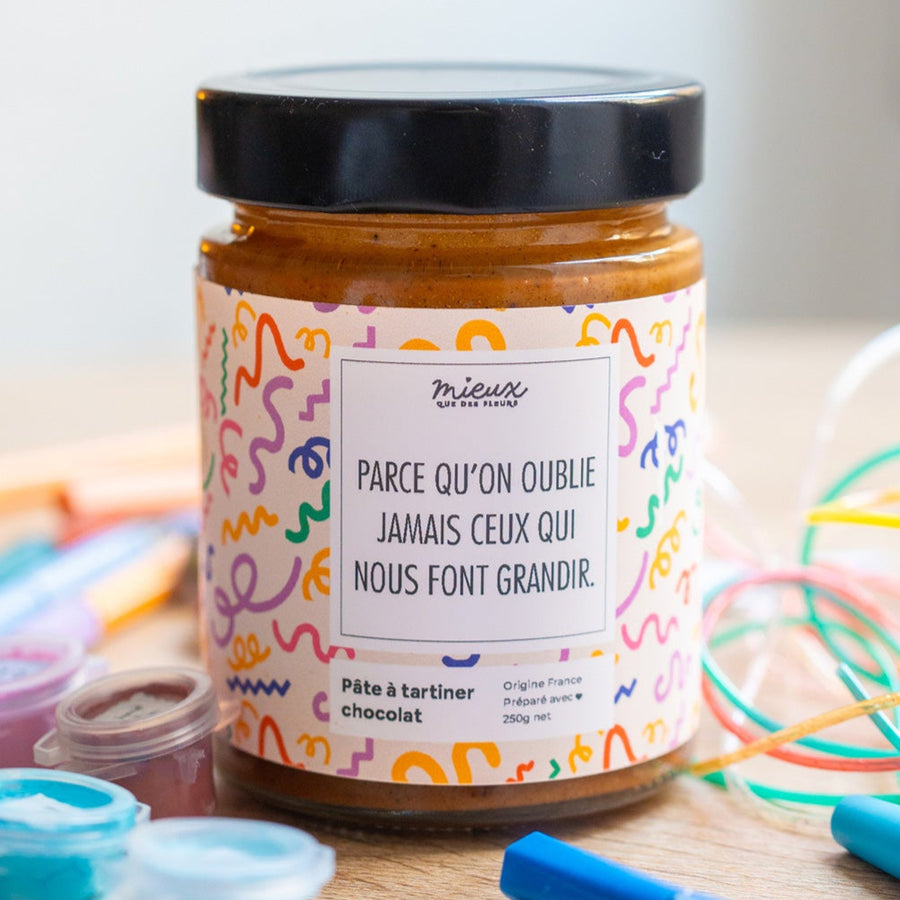 Pot de pâte à tartiner avec étiquette colorée et texture crémeuse.