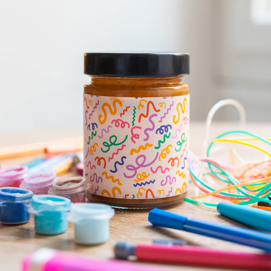 Pot de pâte à tartiner avec étiquette colorée et texture crémeuse