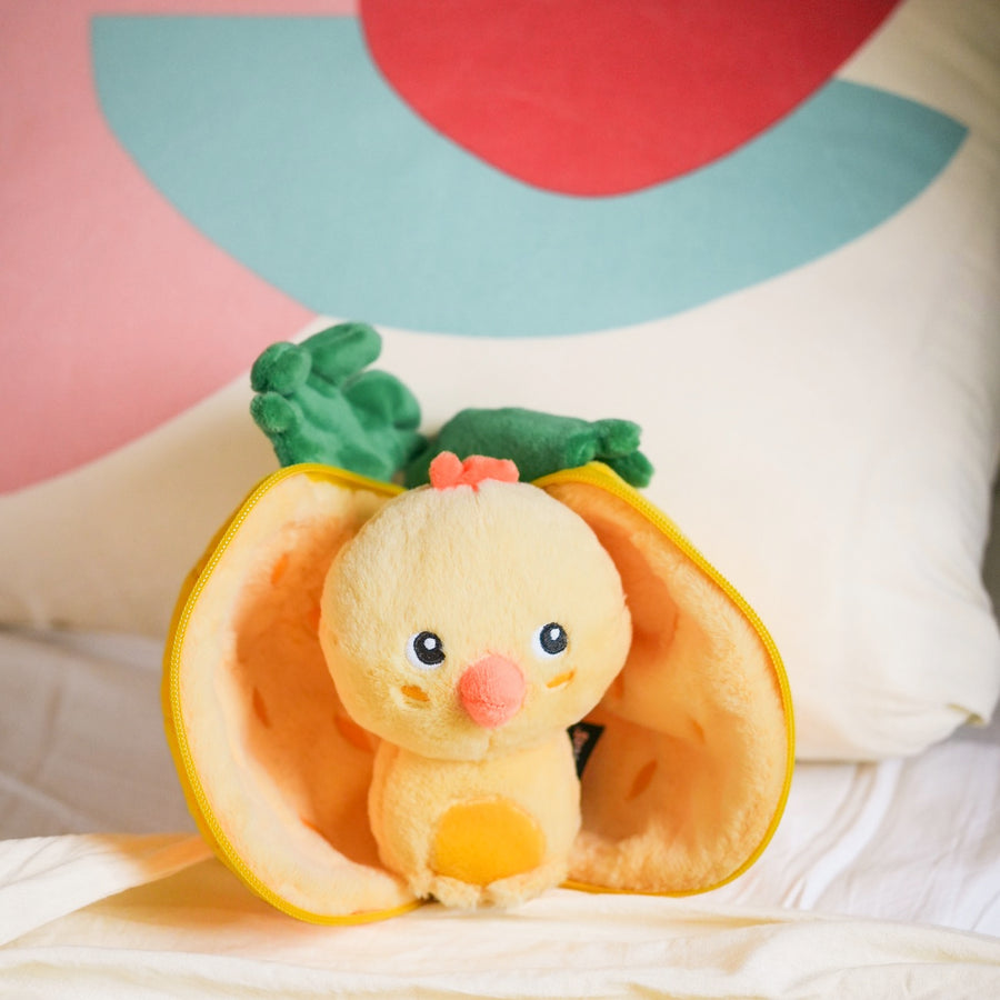 Peluche Nuggets le Poussin avec texture douce et détails d'ananas.