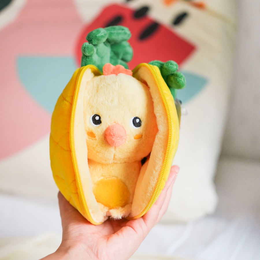 Peluche Nuggets le Poussin avec texture douce et détails d'ananas.