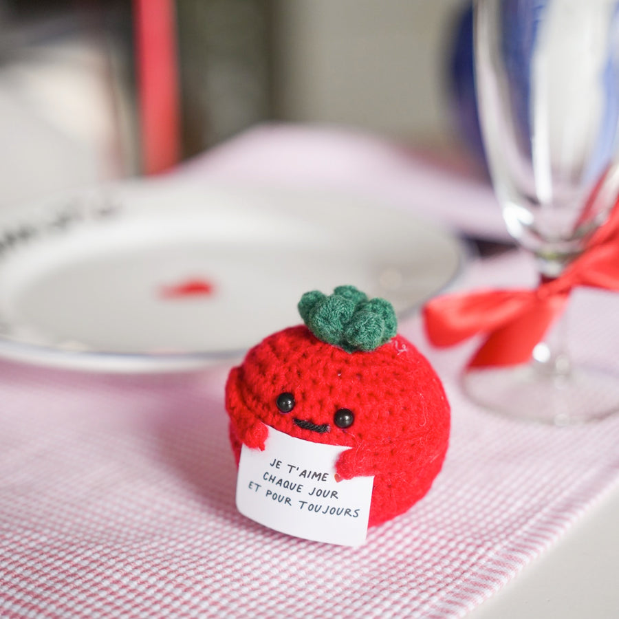 Peluche tomate avec message d'amour en gros plan