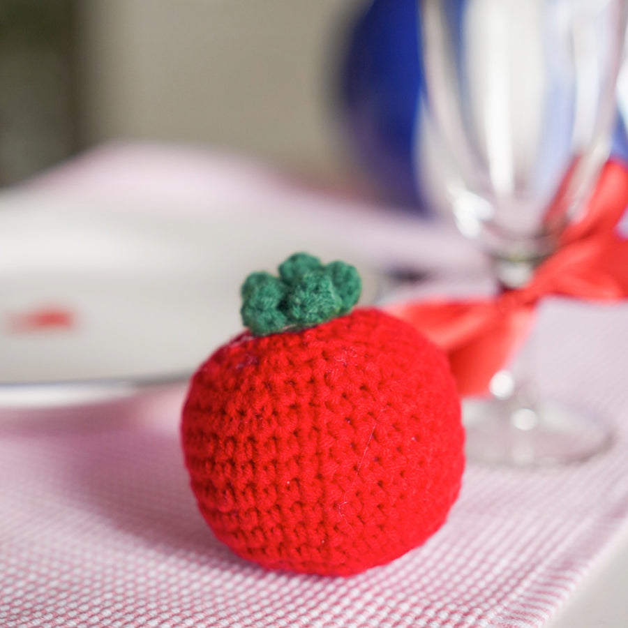 Peluche tomate avec message d'amour en gros plan