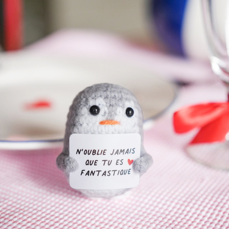 Peluche pingouin en crochet avec détails de couture visibles