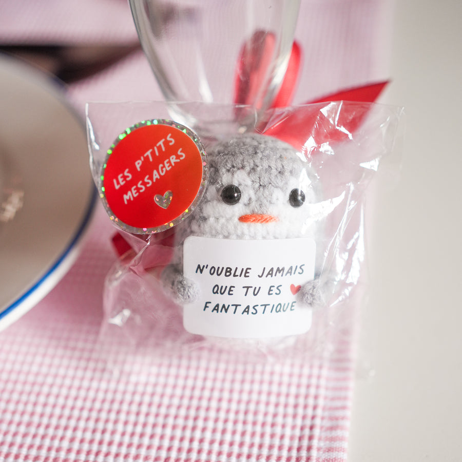 Peluche pingouin en crochet avec un sourire charmant