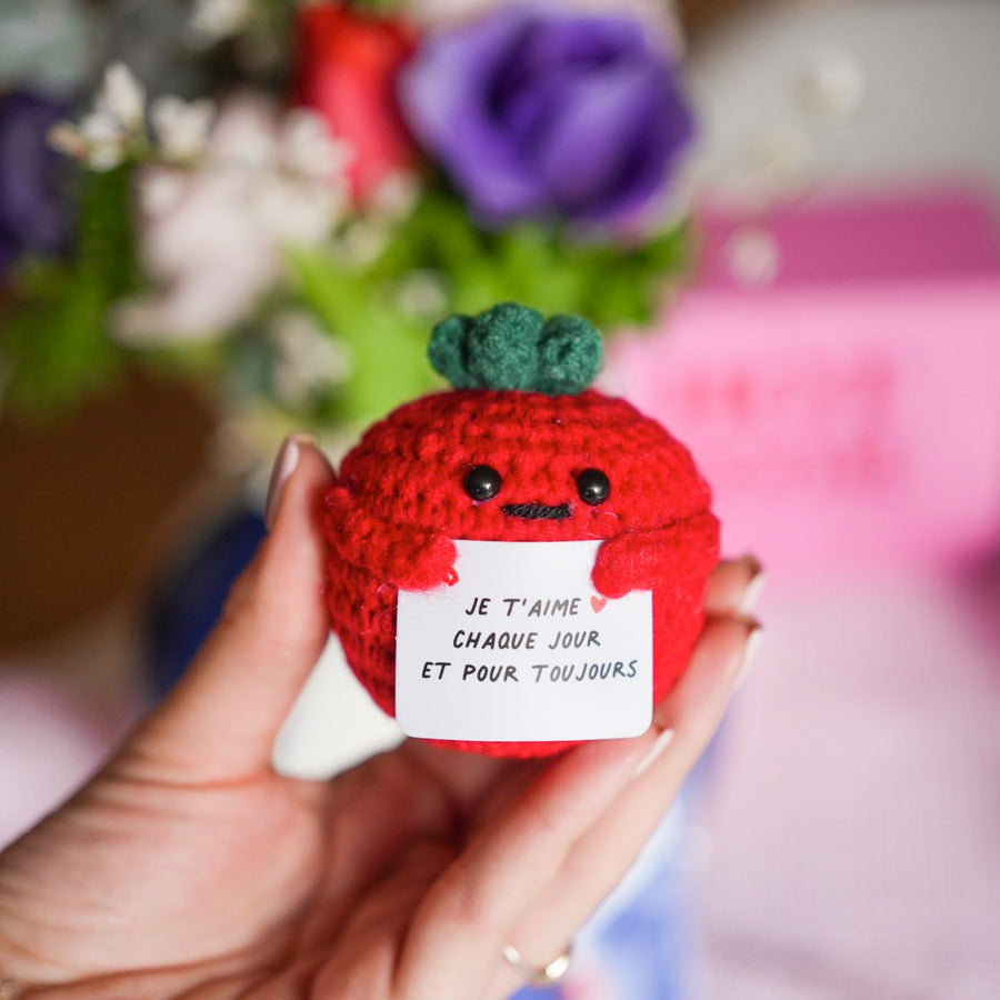 Peluche tomate avec message d'amour en gros plan