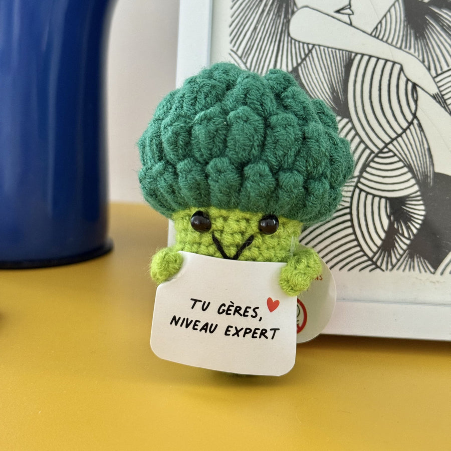 Brocoli en peluche avec message humoristique sur fond clair.