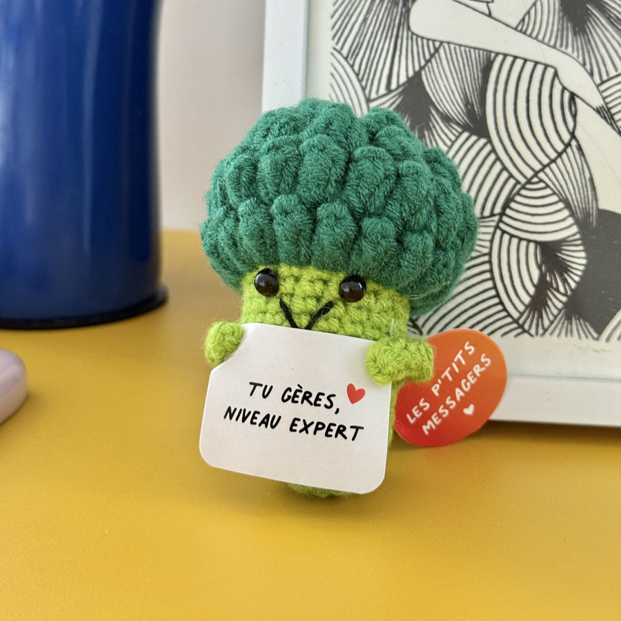 Brocoli en peluche avec message humoristique sur fond clair.