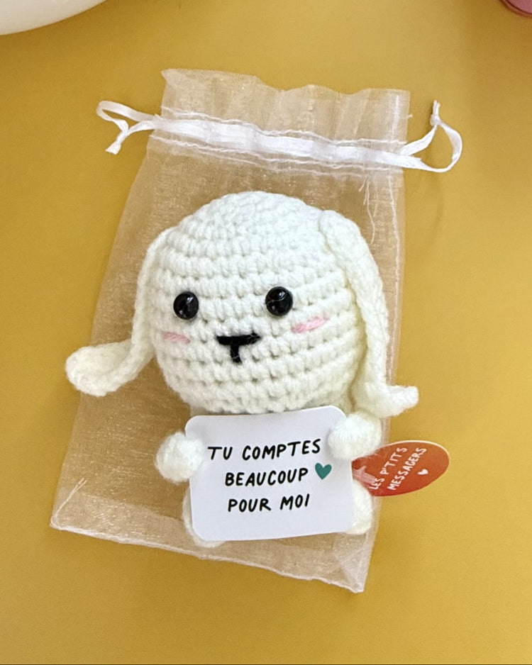 Lapin en crochet avec longues oreilles, regard attendrissant.
