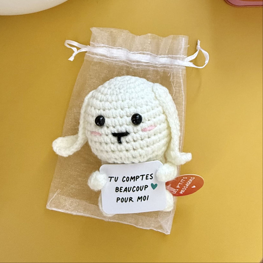 Lapin en crochet avec longues oreilles, regard attendrissant.