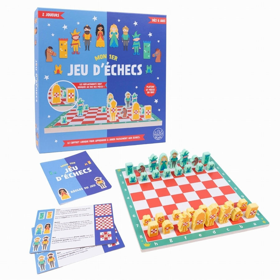Jeu d'échecs en bois avec pièces colorées sur un plateau