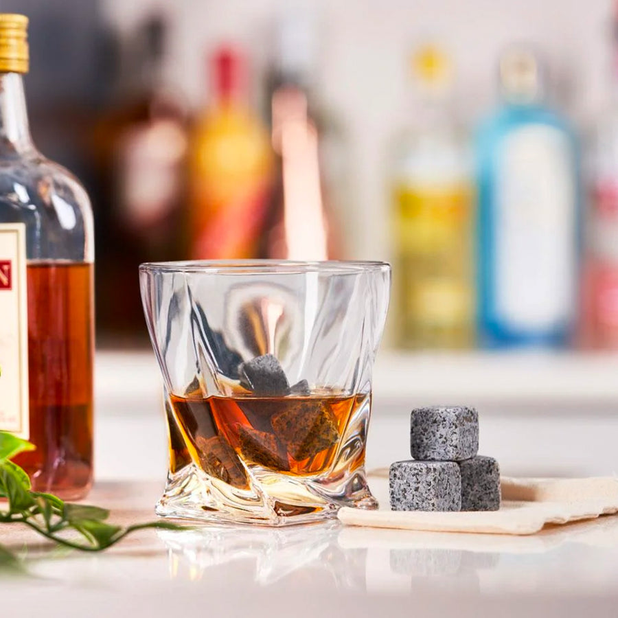 Pierres à whisky en forme de cœurs sur fond clair