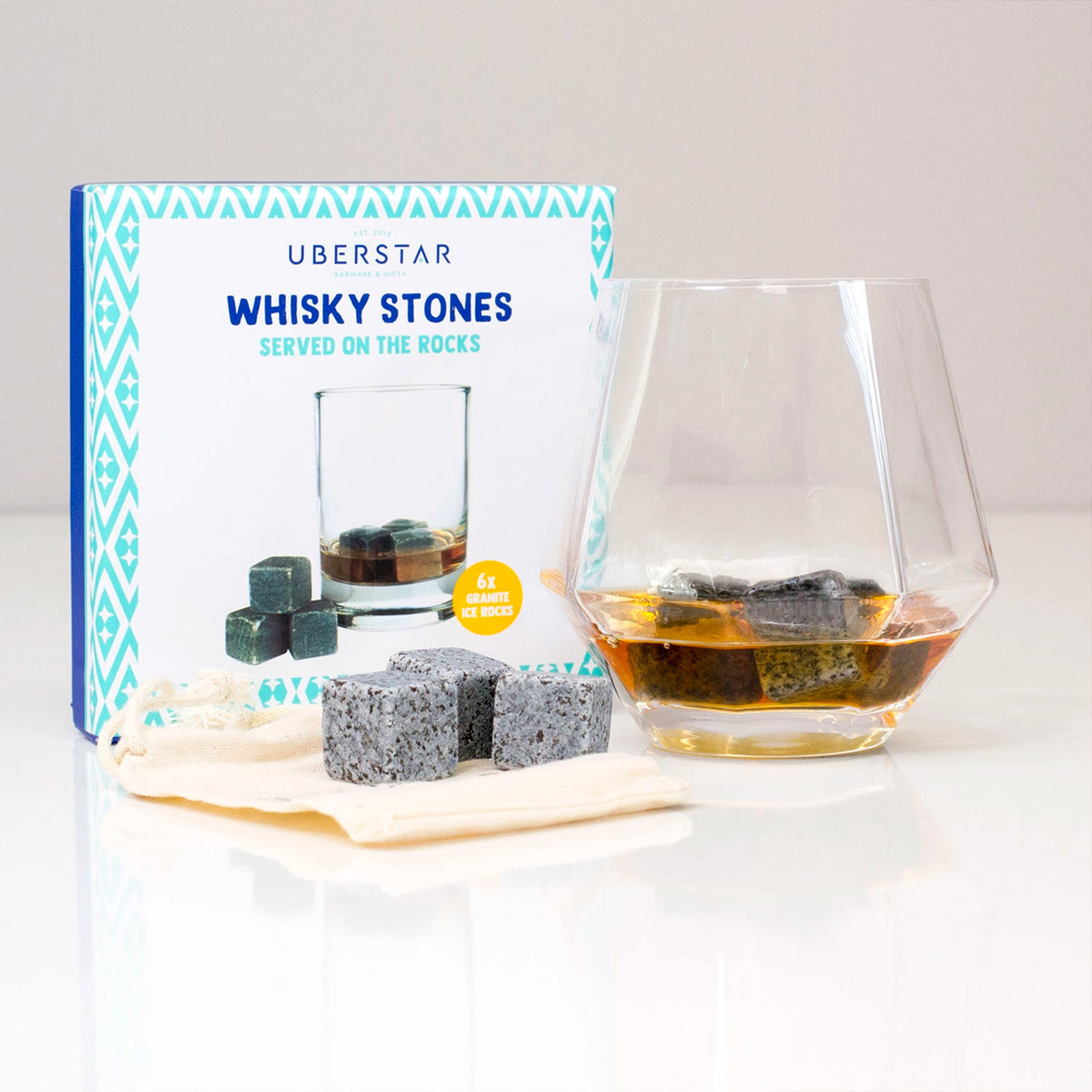 Pierres à whisky en forme de cœurs sur fond clair