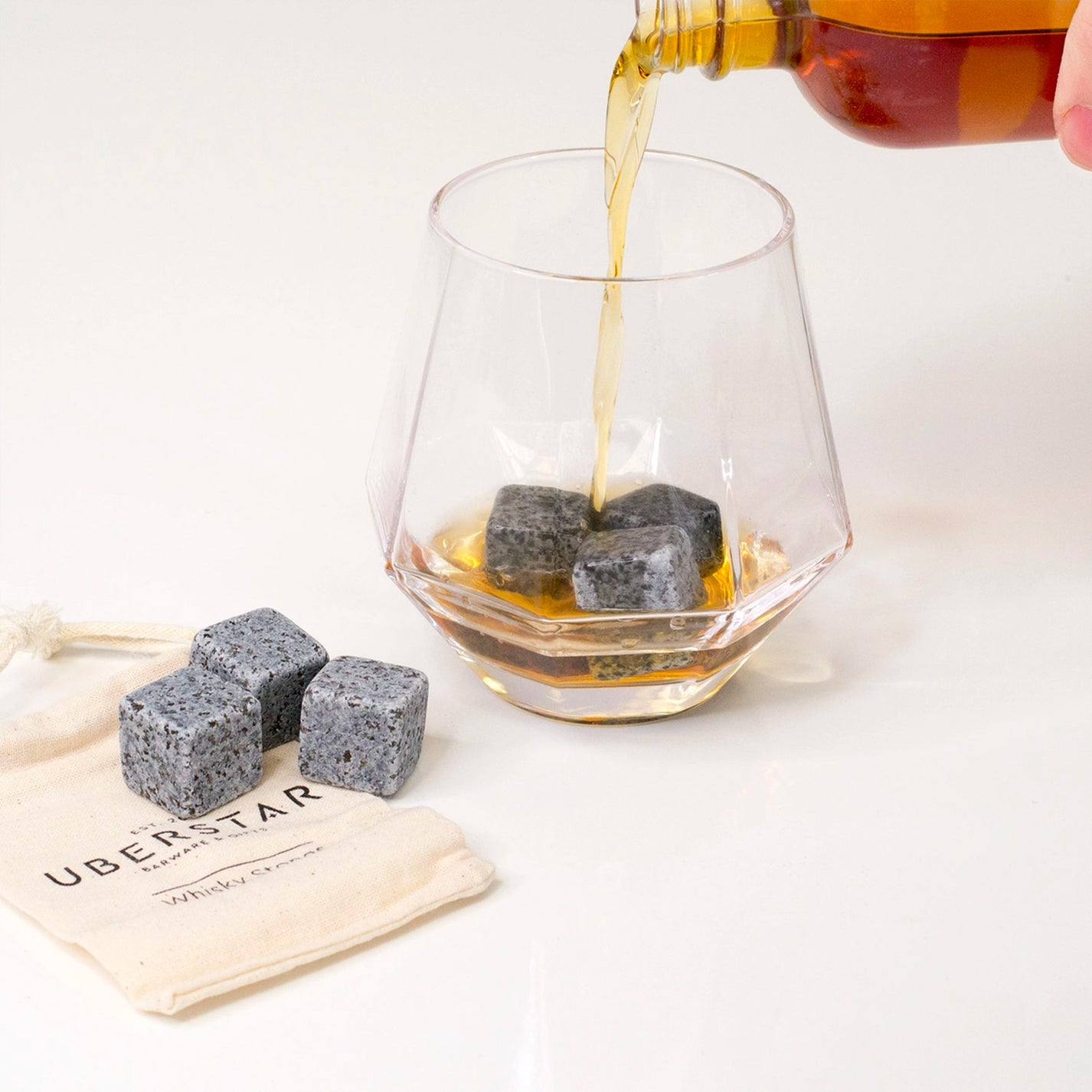 Pierres à whisky en forme de cœurs sur fond clair