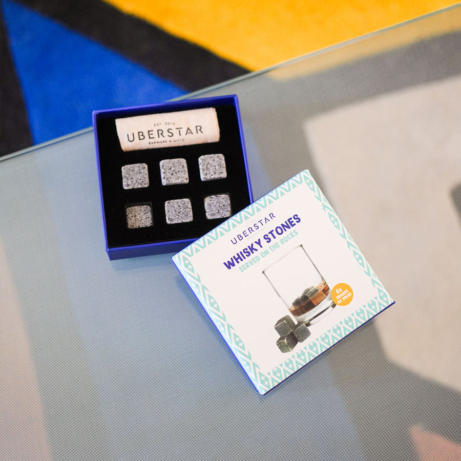 Pierres à whisky en forme de cœurs sur fond clair