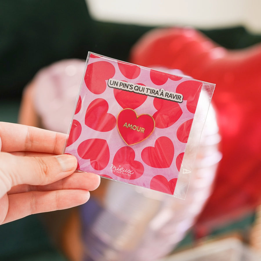 Pin's en forme de cœur avec inscription 'amour' en relief