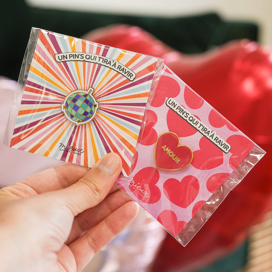 Pin's en forme de cœur avec inscription 'amour' en relief