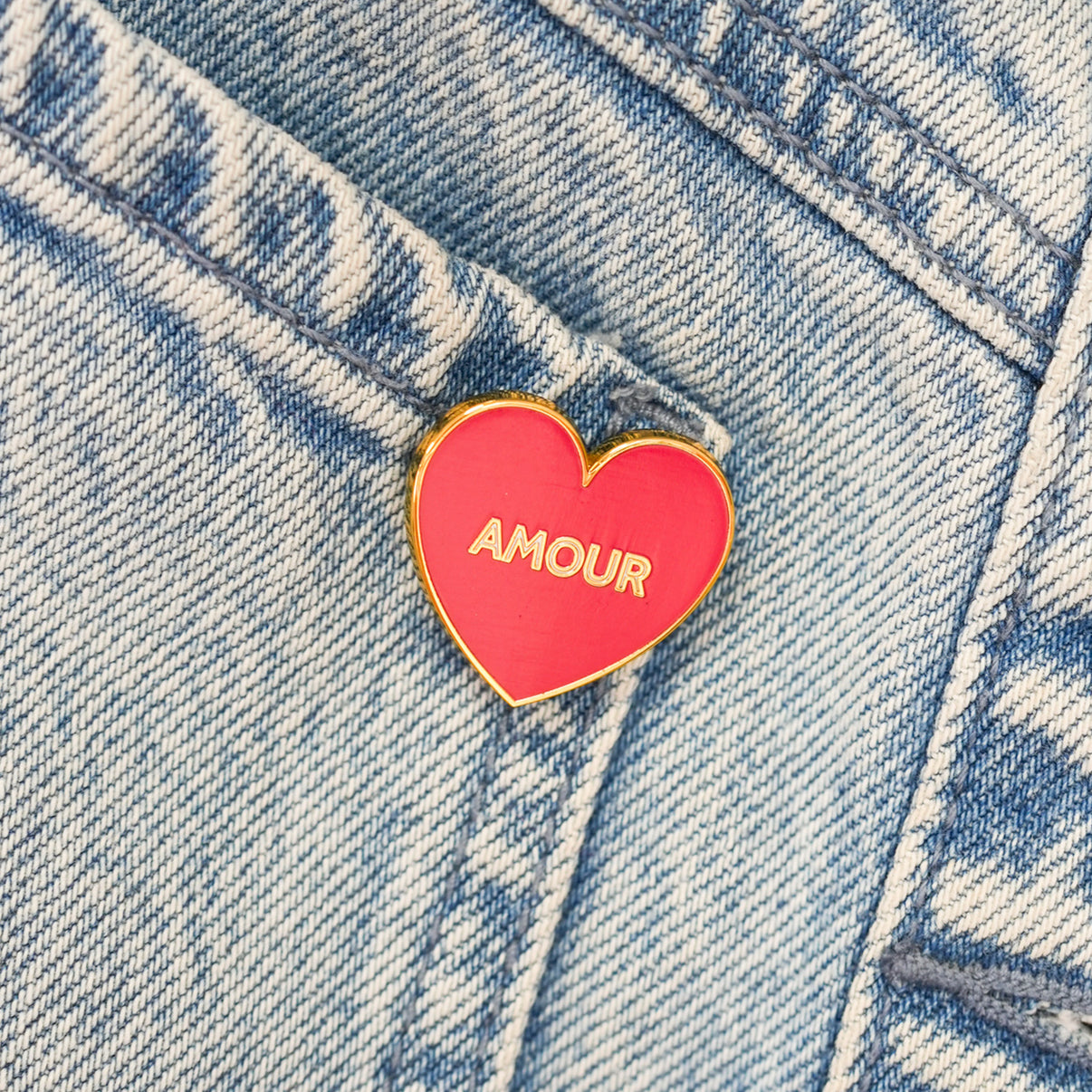 Pin's en forme de cœur avec inscription 'amour' en relief