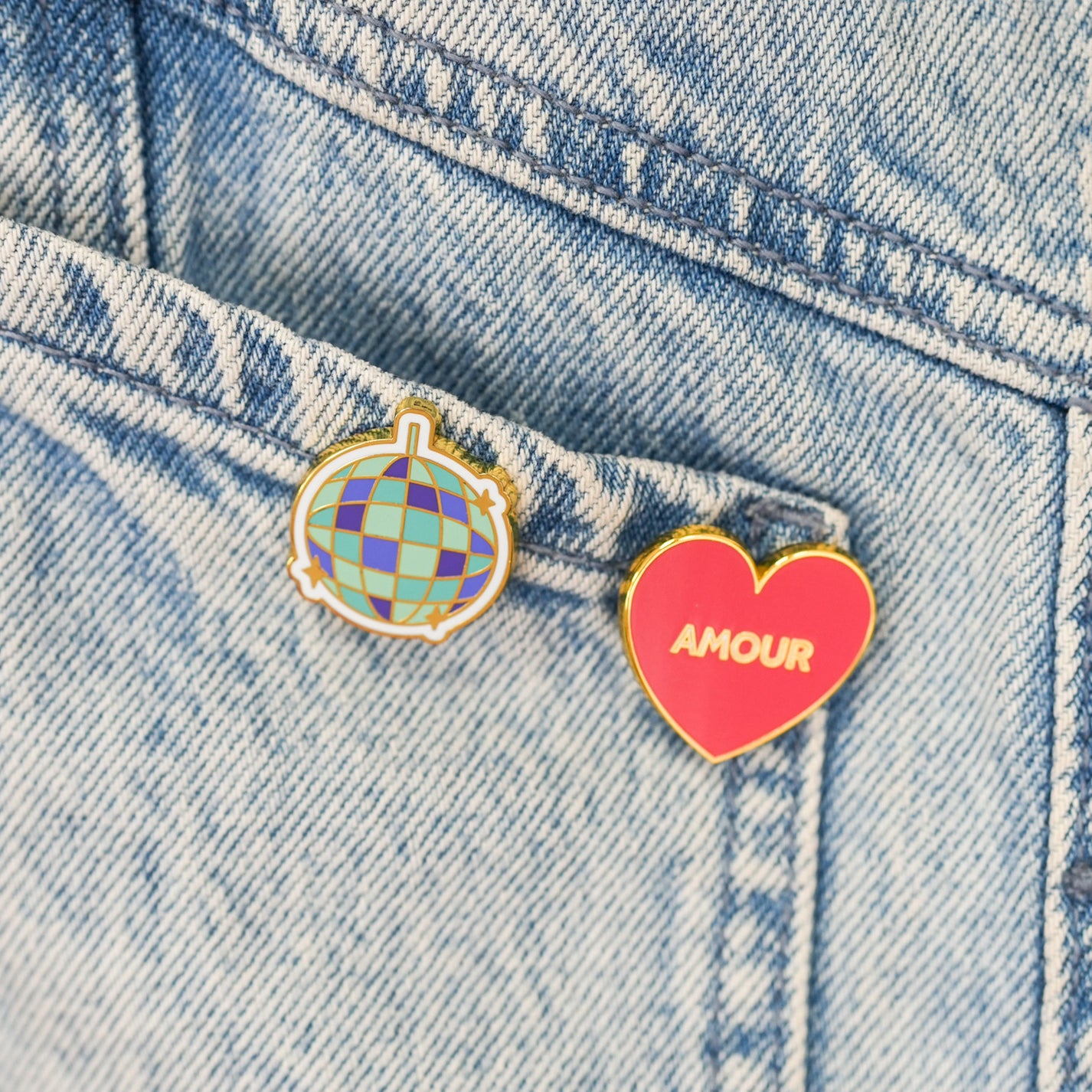 Pin's en forme de cœur avec inscription 'amour' en relief