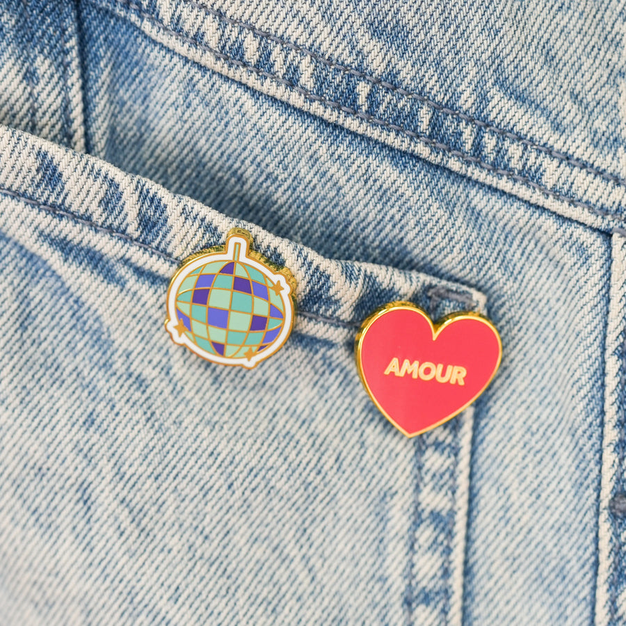 Pin's en forme de cœur avec inscription 'amour' en relief