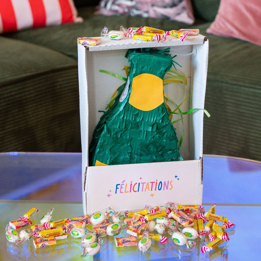 Piñata champagne en forme de bouteille avec bonbons colorés